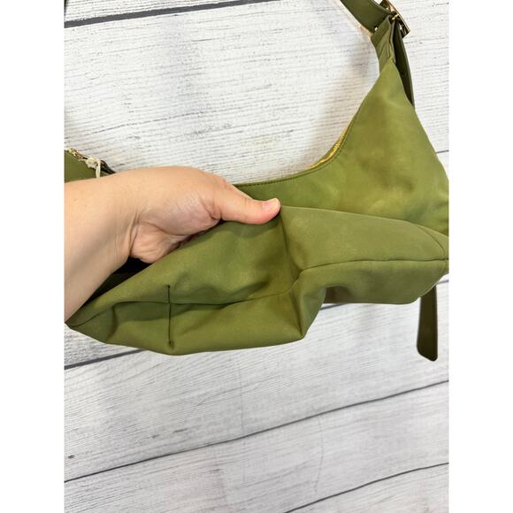 Universal Thread Women's Green Slouchy Crescent Shoulder Bag - Picture 4 of 6